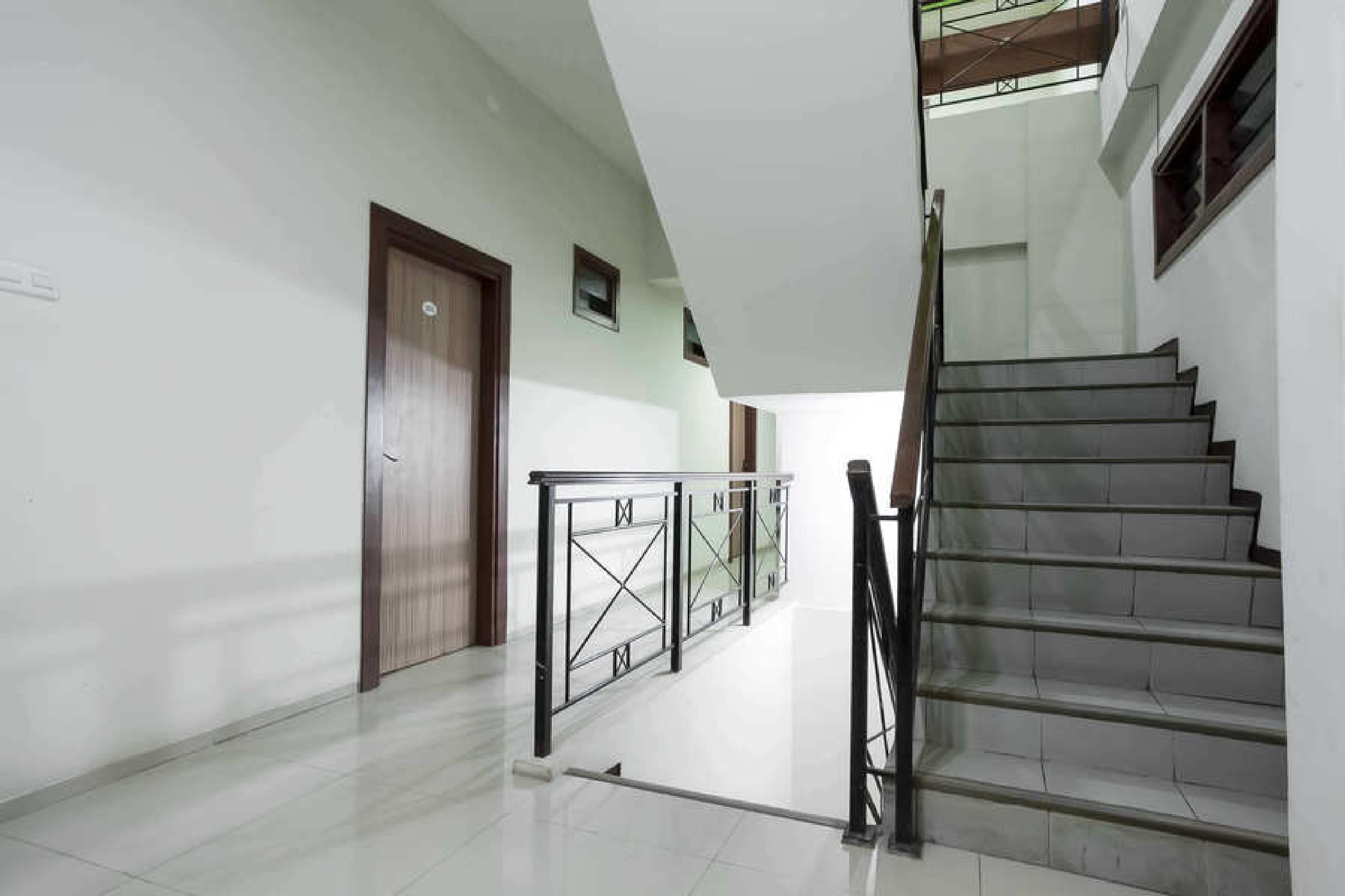 RedDoorz @ Panglima Sudirman Hotel Surabaya Bagian luar foto