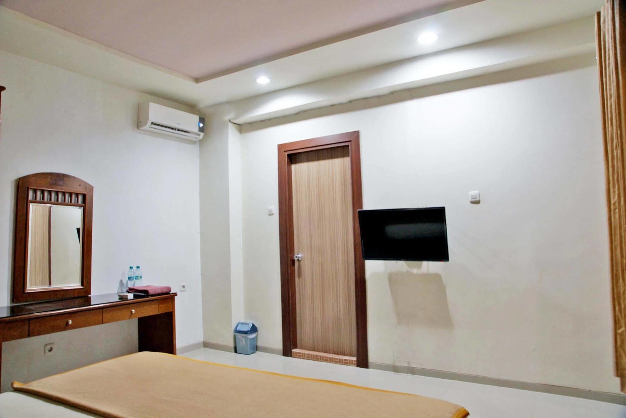 RedDoorz @ Panglima Sudirman Hotel Surabaya Bagian luar foto