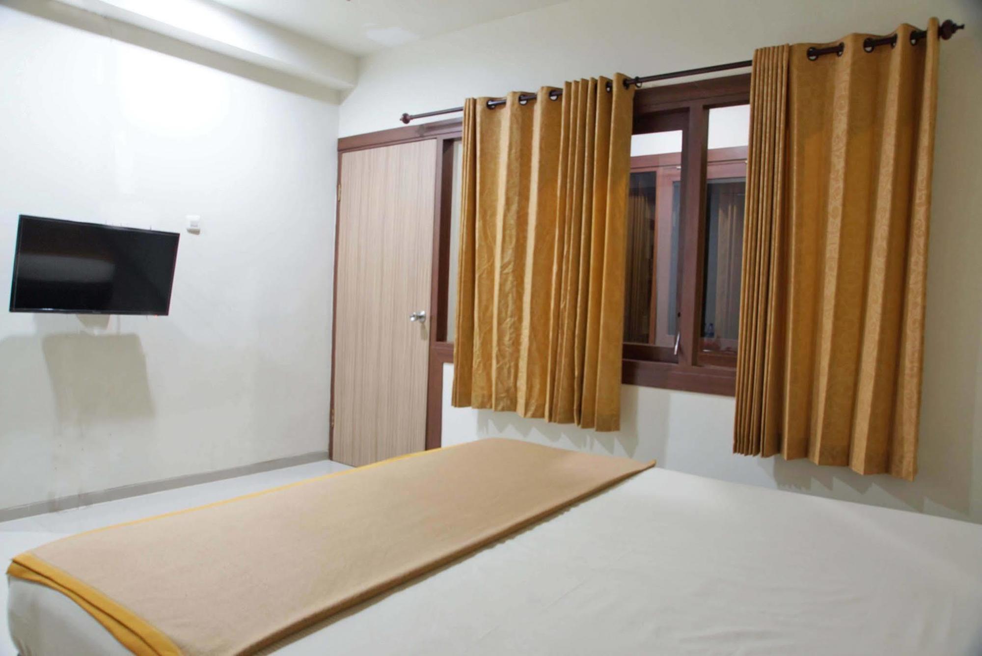 RedDoorz @ Panglima Sudirman Hotel Surabaya Bagian luar foto