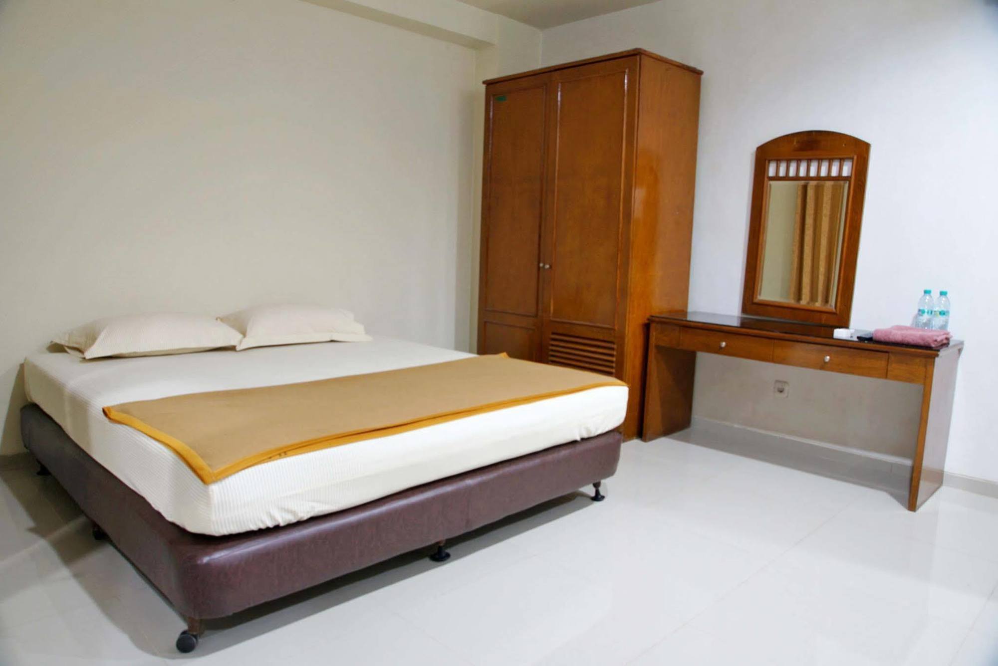 RedDoorz @ Panglima Sudirman Hotel Surabaya Bagian luar foto