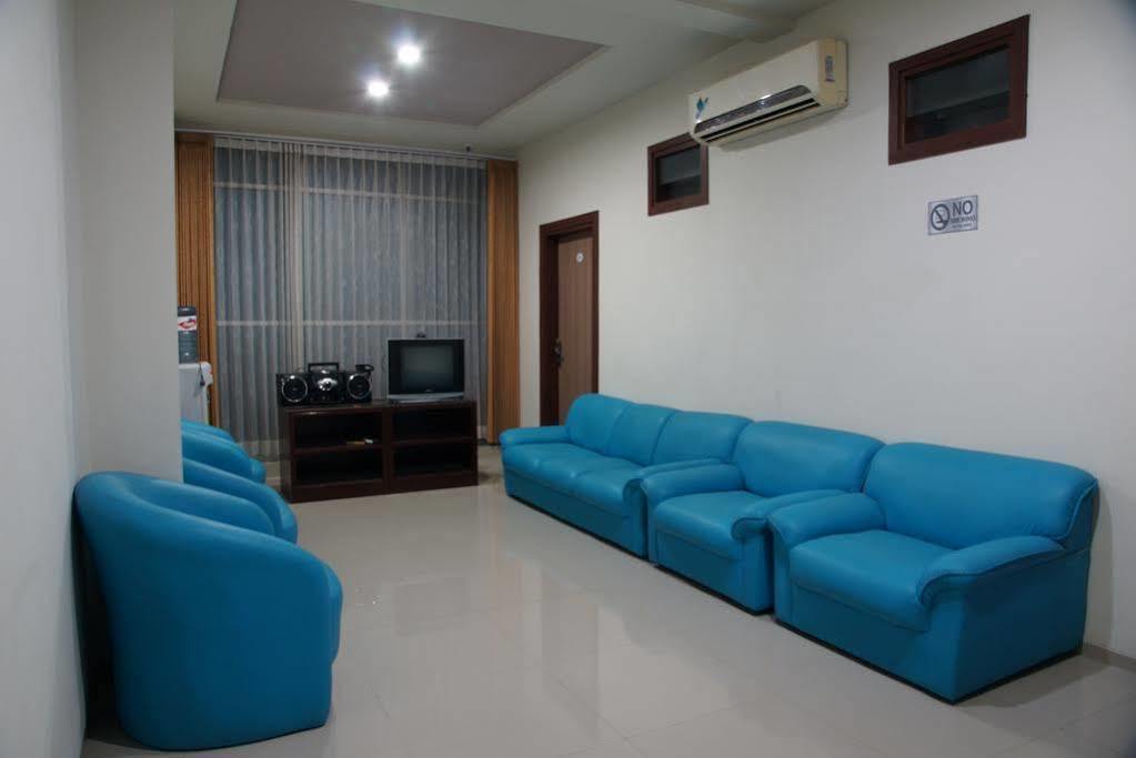 RedDoorz @ Panglima Sudirman Hotel Surabaya Bagian luar foto