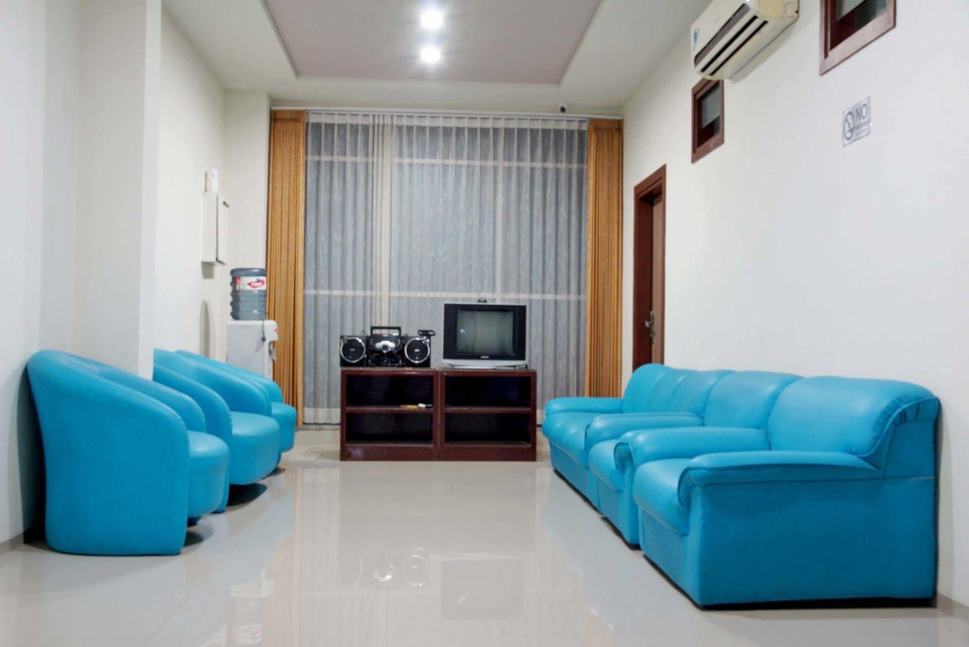 RedDoorz @ Panglima Sudirman Hotel Surabaya Bagian luar foto