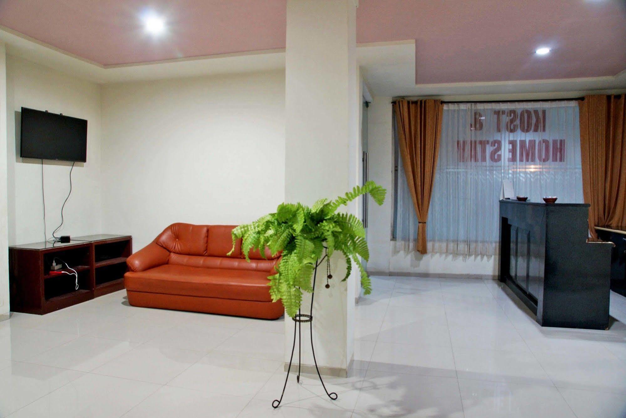 RedDoorz @ Panglima Sudirman Hotel Surabaya Bagian luar foto