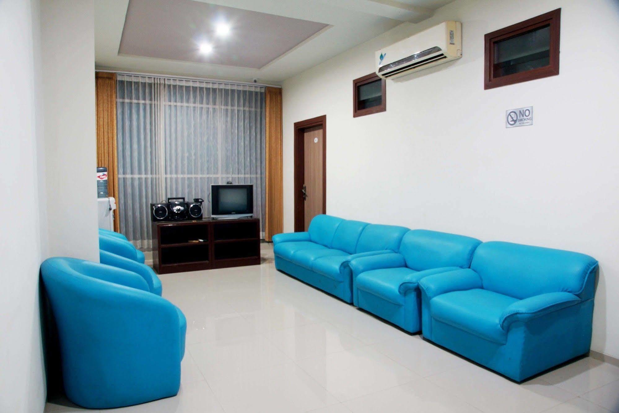RedDoorz @ Panglima Sudirman Hotel Surabaya Bagian luar foto